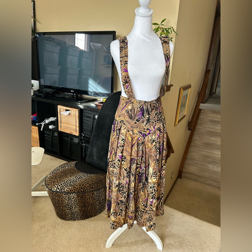 80’s/90’s Chic Women's Midi Pleated Skirt with Suspenders.